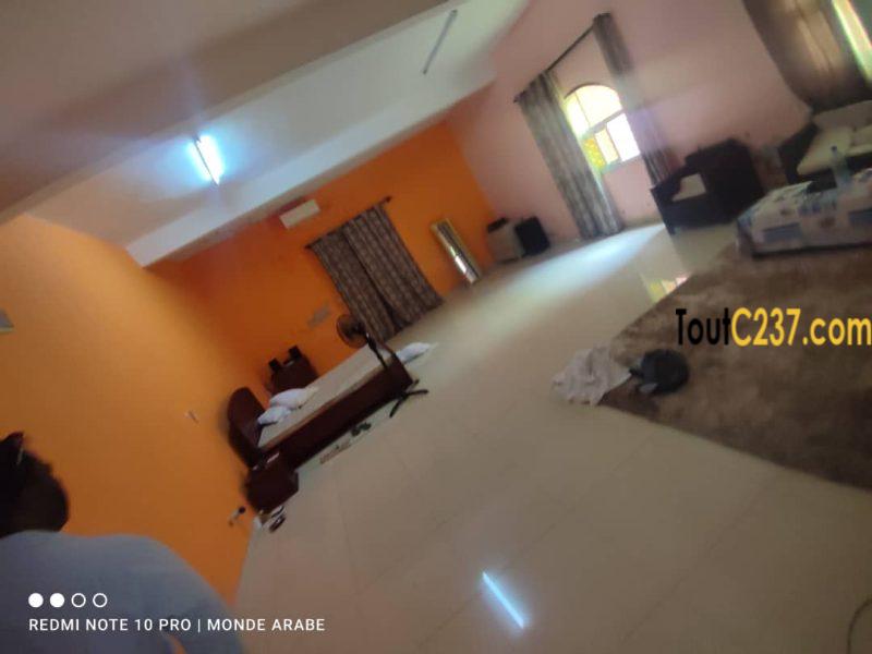 Maison en duplex à louer à Bonamoussadi