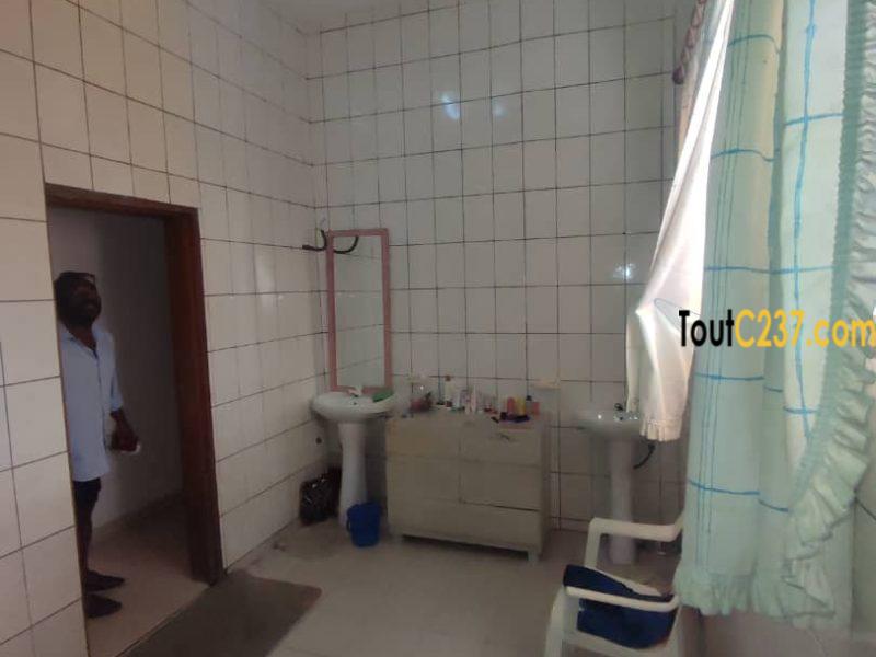 Maison en duplex à louer à Bonamoussadi