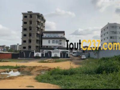 Terrain d'angle à vendre à Makepe