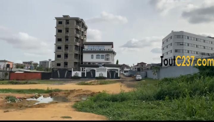 Terrain d'angle à vendre à Makepe