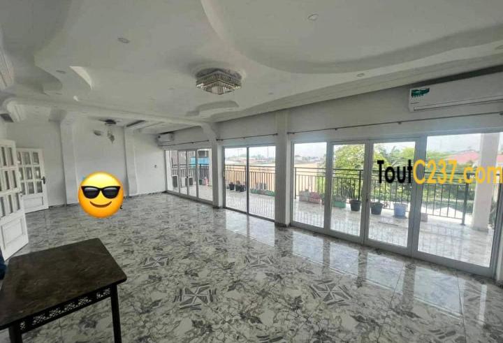 Très vaste appartement à louer à Bonapriso