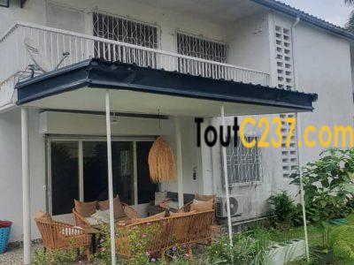 Maison en duplex à louer à Bonapriso