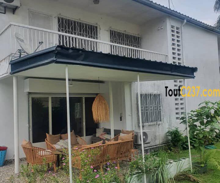 Maison en duplex à louer à Bonapriso