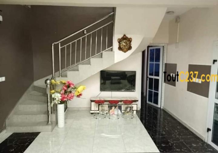 Maison en Triplex à vendre à Bonanjo