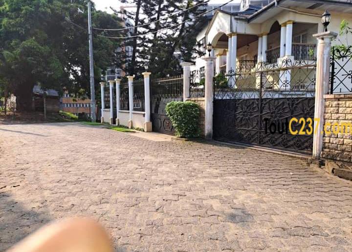 Maison en Triplex à vendre à Bonanjo