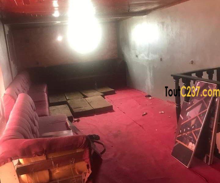 Boutique avec mezzanine à Bonapriso