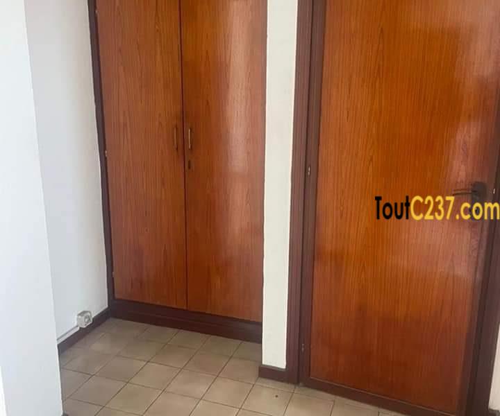 Studio moderne à louer à Bali, Douala