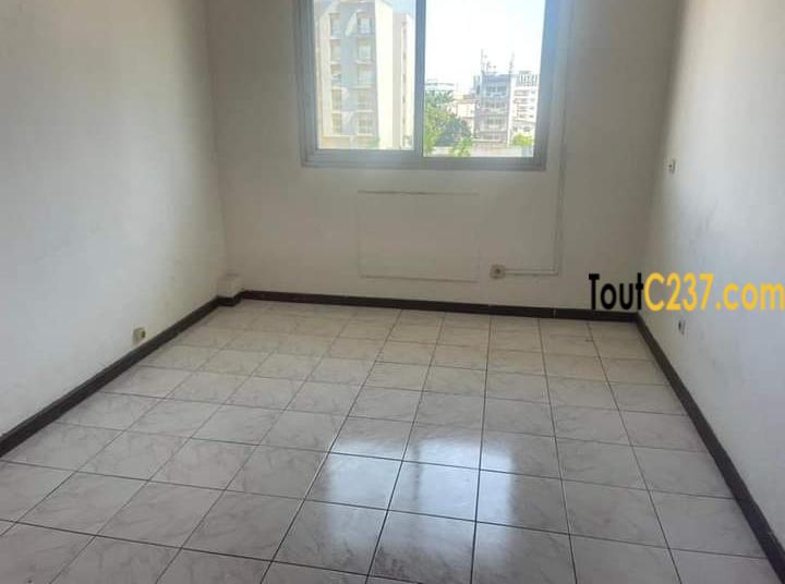 Studio moderne à louer à Bali, Douala