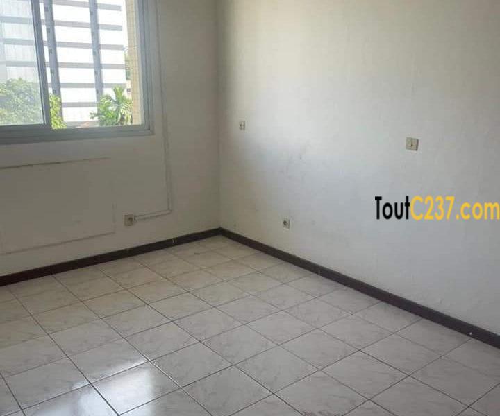 Studio moderne à louer à Bali, Douala