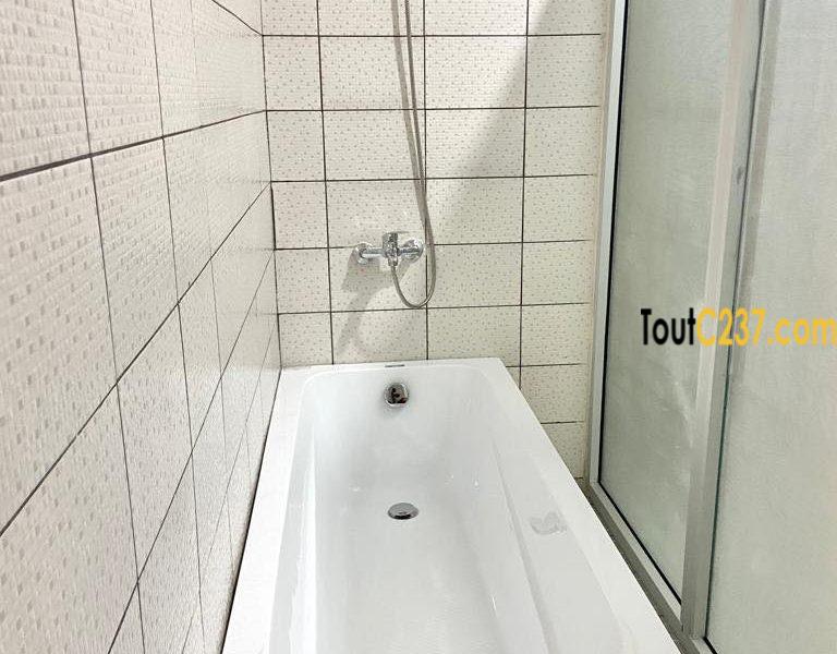 Chambre meublée avec baignoire Bonamoussadi