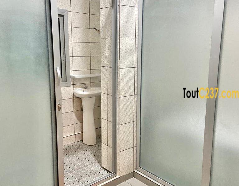 Chambre meublée avec baignoire Bonamoussadi