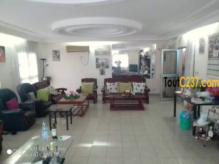 Duplex à vendre à Bonamoussadi