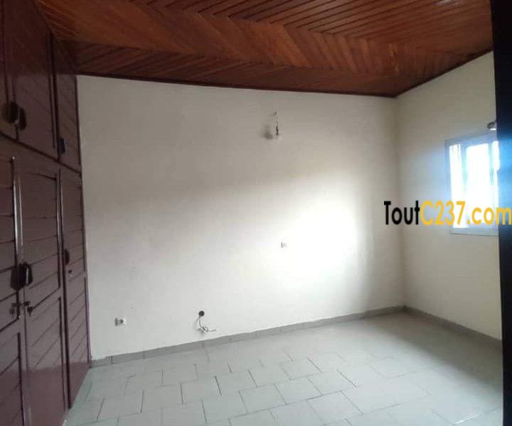 Vaste appartement à louer à Makepe