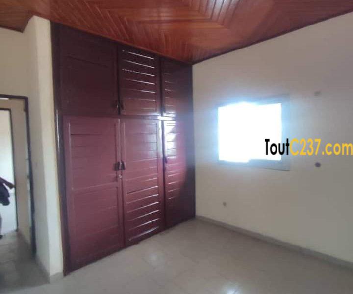 Vaste appartement à louer à Makepe