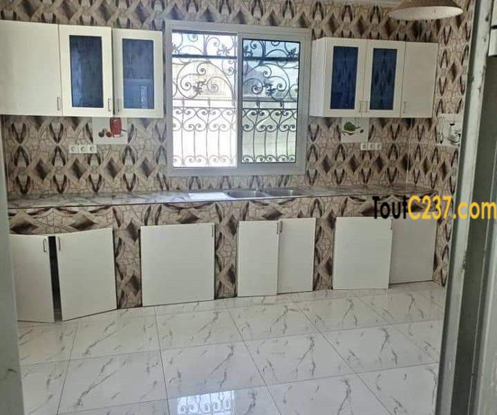 Triplex à louer à Bonamoussadi, Douala