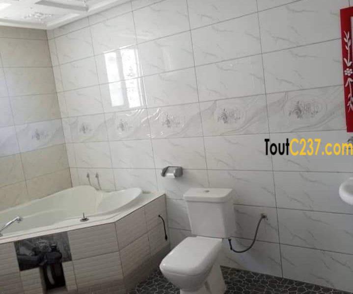 Triplex à louer à Bonamoussadi, Douala
