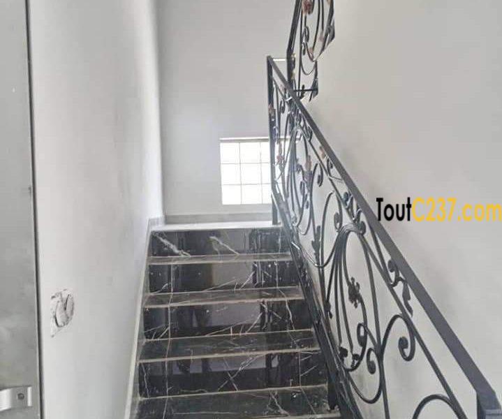 Triplex à louer à Bonamoussadi, Douala