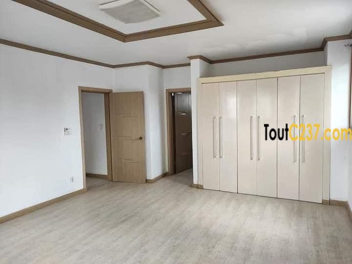 Appartement à louer à Bonapriso, Douala