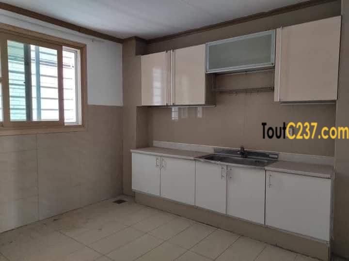 Appartement à louer à Bonapriso, Douala