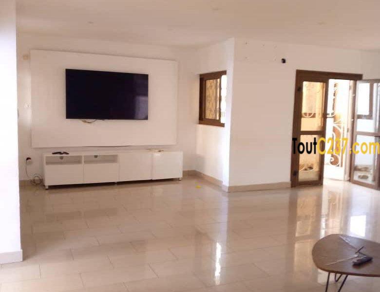 Appartement à louer à Bonapriso, Douala