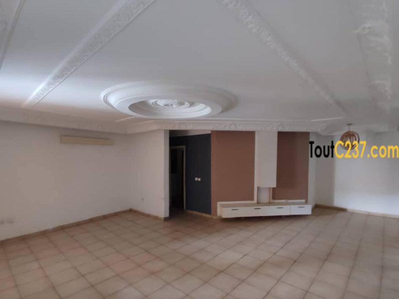 Vaste appartement à louer à Makepe, Douala