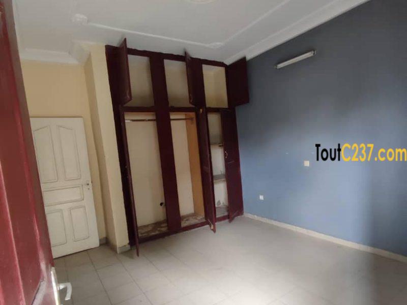 Vaste appartement à louer à Makepe, Douala