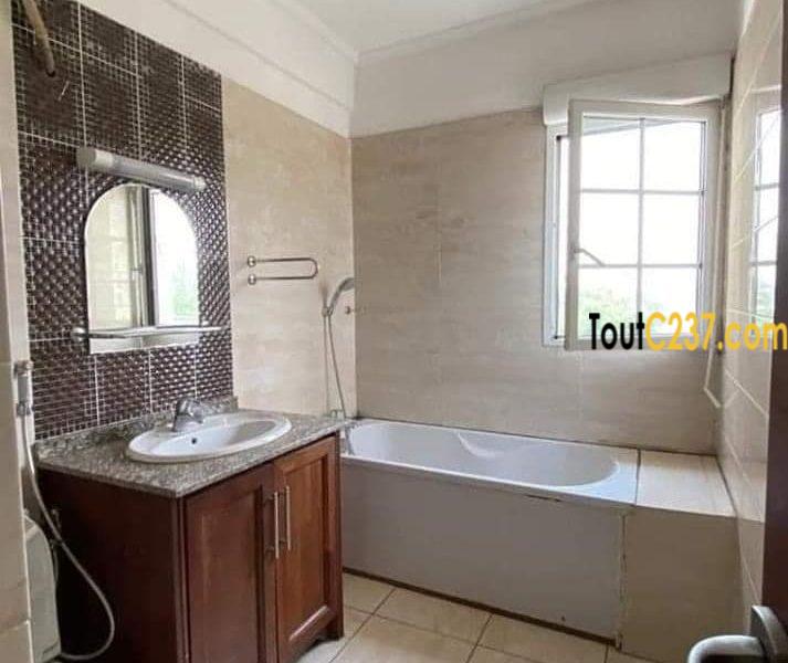 Appartement à louer à Bonapriso, Douala