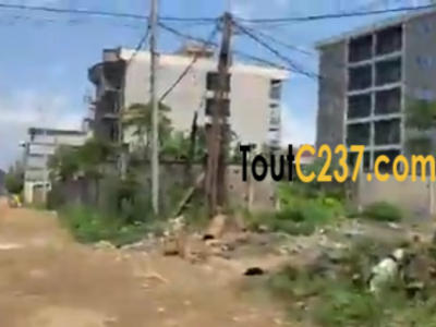 Terrain d'angle à vendre à Makepe, Douala