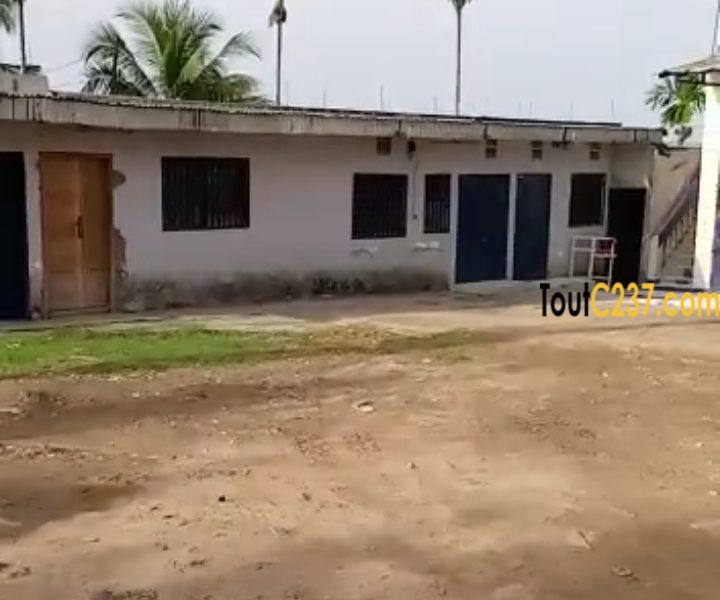 Entrepôt avec bureau à vendre à Yassa