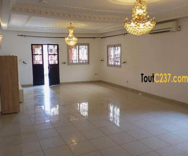 Vaste appartement à louer à Bonamoussadi