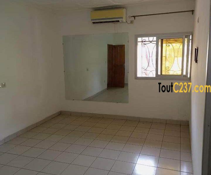 Vaste appartement à louer à Bonamoussadi