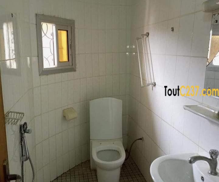 Vaste appartement à louer à Bonamoussadi