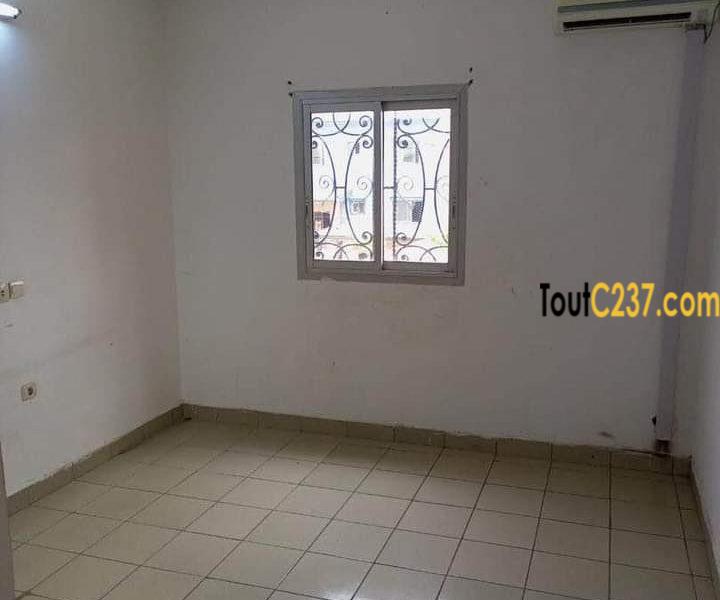 Vaste appartement à louer à Bonamoussadi