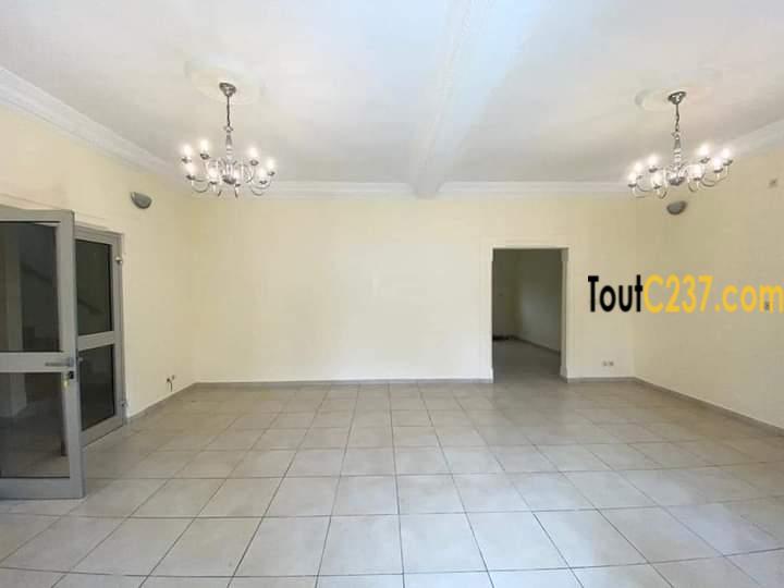 Duplex à louer à Makepe, Douala