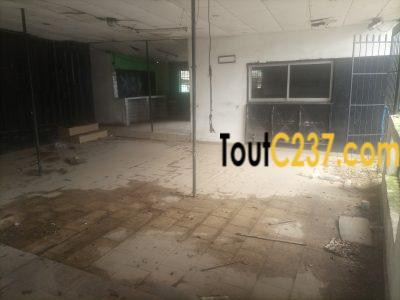 Vaste Espace commercial à louer à Bonamoussadi
