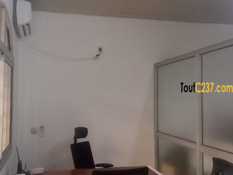Bureau équipé à louer à Bonamoussadi
