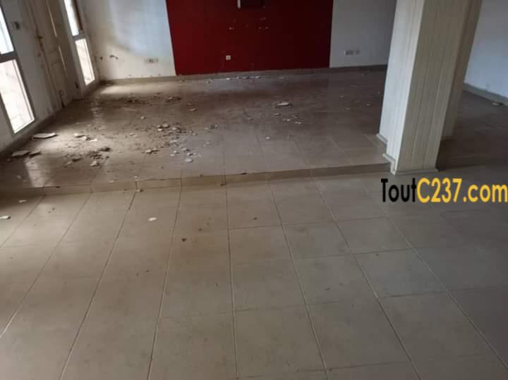 Duplex commercial à louer à Bonapriso