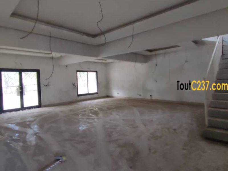 Espace commercial avec mezzanine à Bonamoussadi