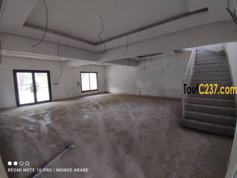 Espace commercial avec mezzanine à Bonamoussadi
