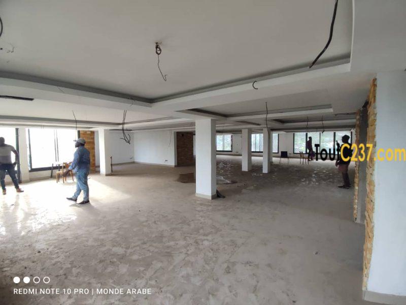 Espace commercial avec mezzanine à Bonamoussadi
