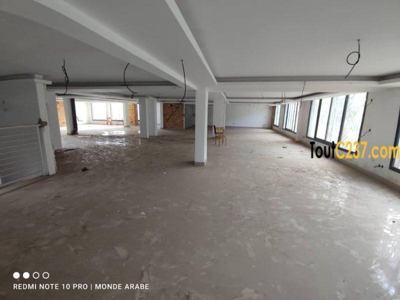 Espace commercial avec mezzanine à Bonamoussadi