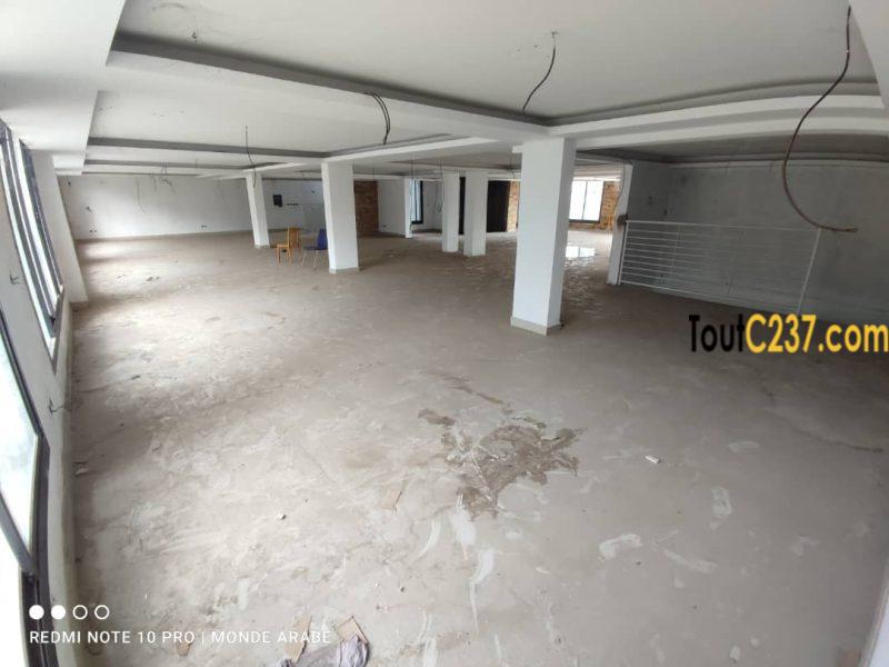 Espace commercial avec mezzanine à Bonamoussadi