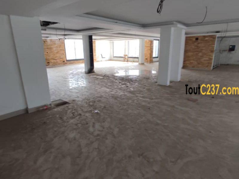 Espace commercial avec mezzanine à Bonamoussadi