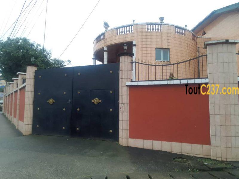 Duplex commercial à louer à Makepe, Douala
