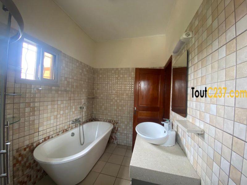 Très joli duplex à louer à Makepe Douala