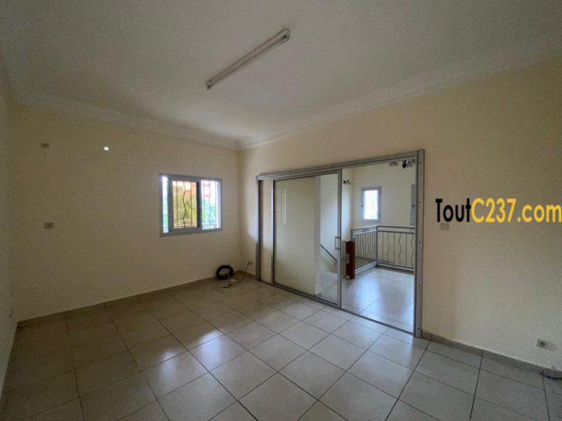 Très joli duplex à louer à Makepe Douala