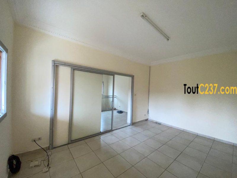 Très joli duplex à louer à Makepe Douala