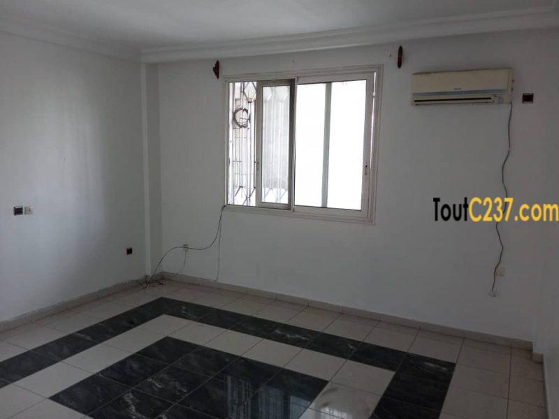 Très vaste appartement à louer à Bonapriso h