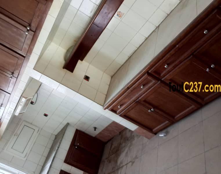 Très vaste appartement à louer à Bonapriso h