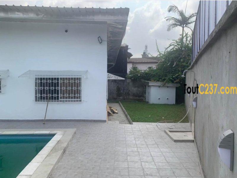 Villa avec piscine à vendre à Bonapriso